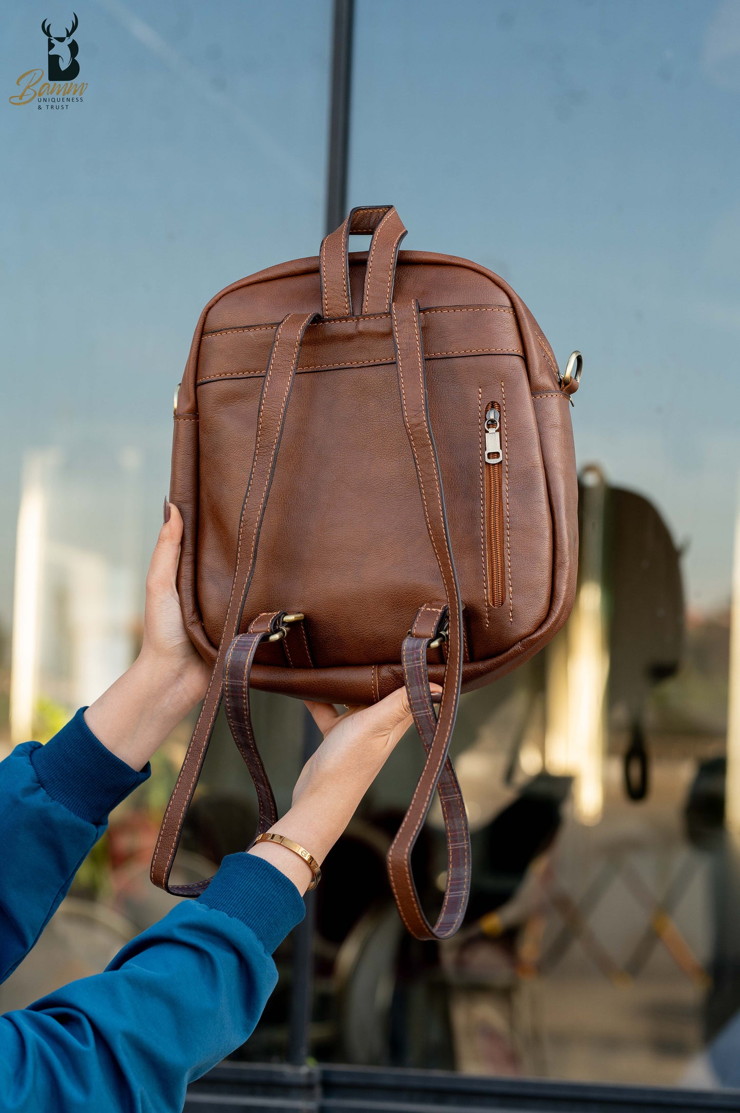 Natural Leather 2-in-1 Backpack – Wear as Crossbody or Backpack | Size 30×25×9 cm | Smart Compartments & Rust-Resistant Hardware