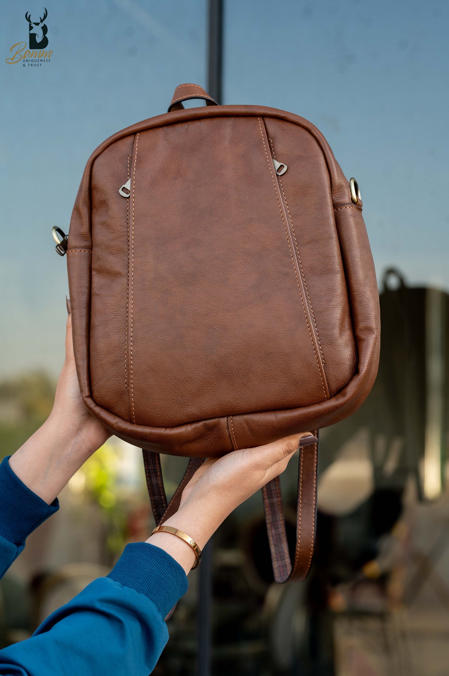 Natural Leather 2-in-1 Backpack – Wear as Crossbody or Backpack | Size 30×25×9 cm | Smart Compartments & Rust-Resistant Hardware