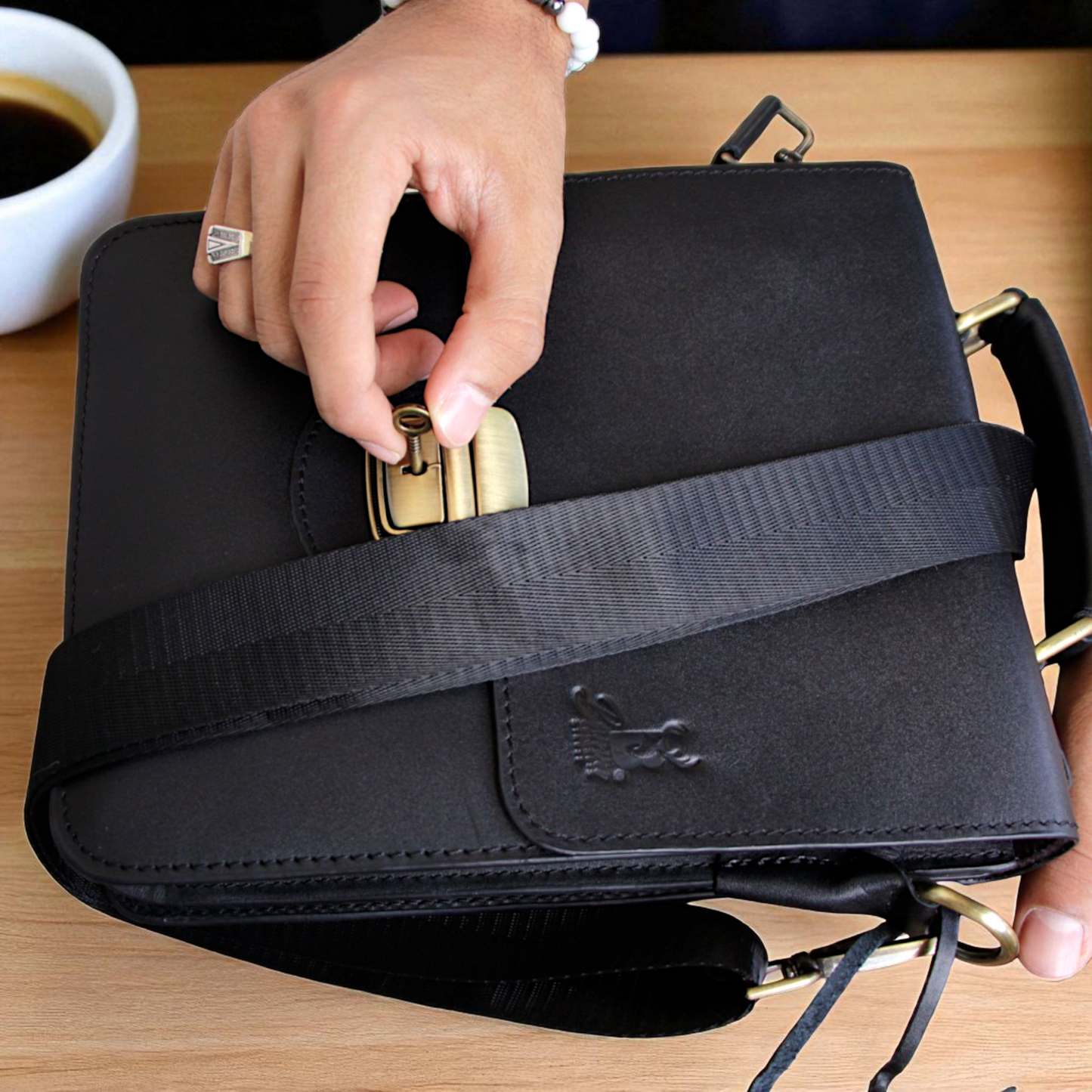Men’s Genuine Leather Crossbody Bag with Lock & Key – Shoulder Messenger Bag 26×20×10 cm 2241 mo