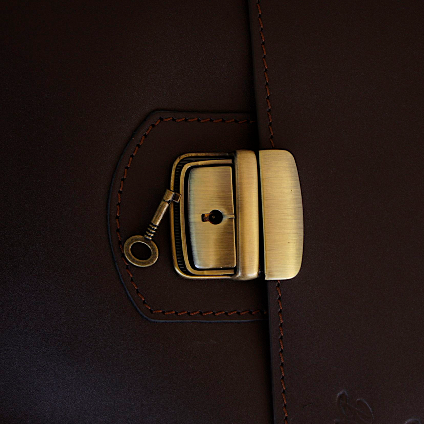 Men’s Genuine Leather Crossbody Bag with Lock & Key – Shoulder Messenger Bag 26×20×10 cm 2241 mo